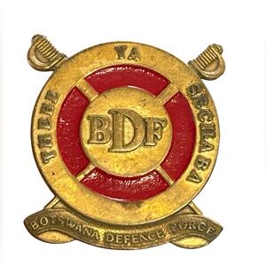 VINTAGE BOTSWANA DEFENCE FORCE CAP BADGE